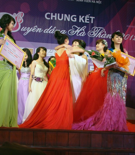 Niềm sung sướng vỡ òa đến với thí sinh cao nhất top 5 Dương Thu Trang khi tên cô được xướng lên sau cùng trong top 5 với danh hiệu Hoa khôi Duyên dáng Hà Thành 2012